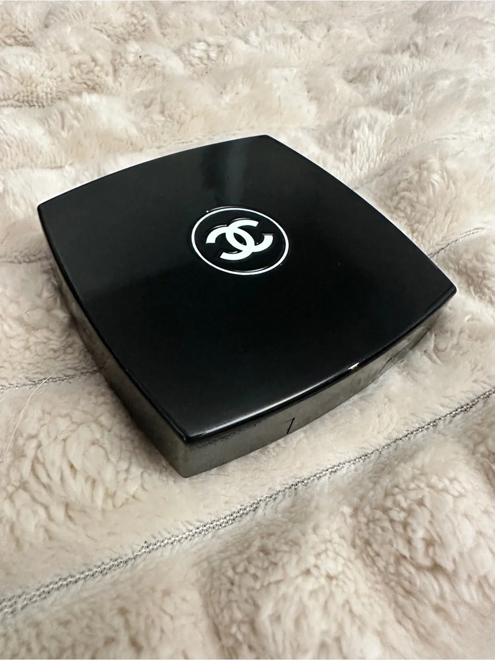 CHANEL joues contraste